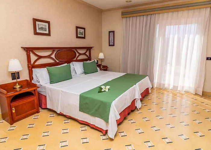 Reveron Plaza فندق 4*