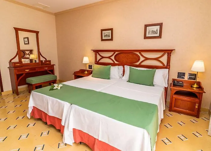 Reveron Plaza 4* لوس كريستيانوس