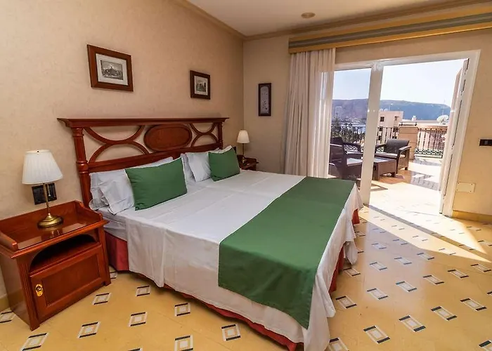 فندق Reveron Plaza 4*