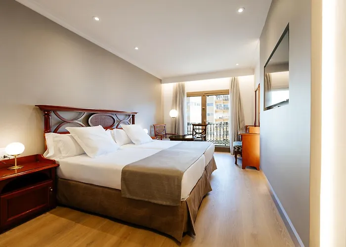 فندق Reveron Plaza 4*