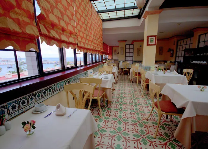 فندق Reveron Plaza 4*