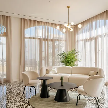 Reveron Plaza Hotel 4*