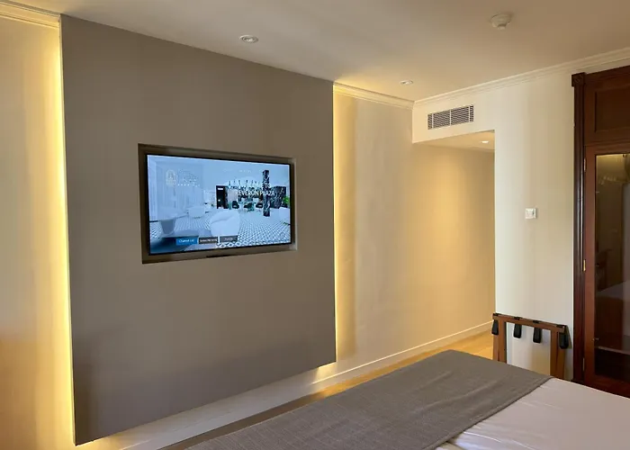 Отель Reveron Plaza 4*