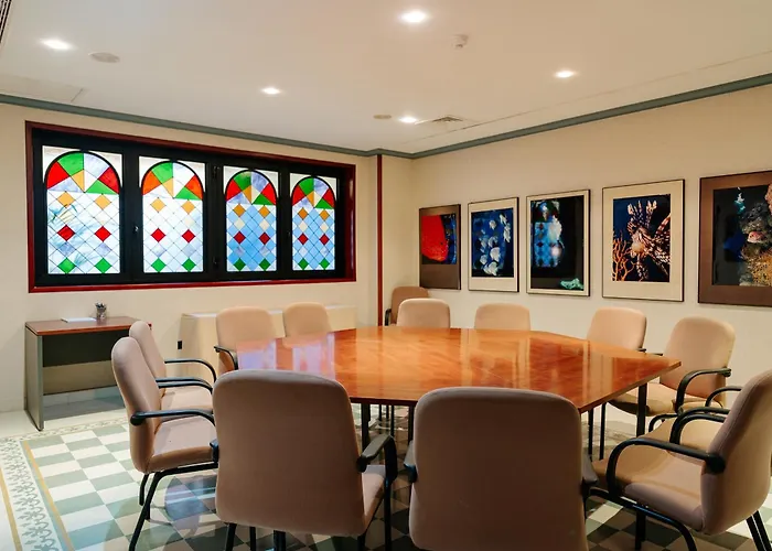 Reveron Plaza מלון 4*