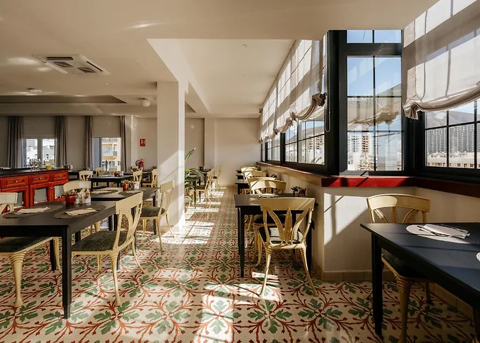 מלון Reveron Plaza