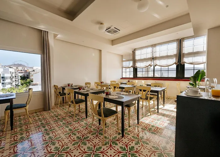 Reveron Plaza מלון 4*